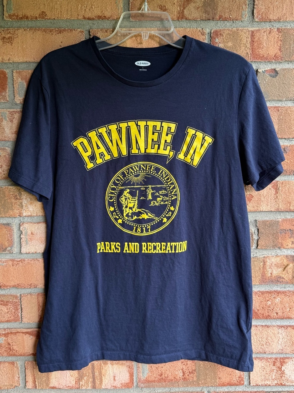 Old Navy Pawnee, IN Parks and Recreation Navy Blue and Yellow Graphic T Shirt L - Picture 1 of 4